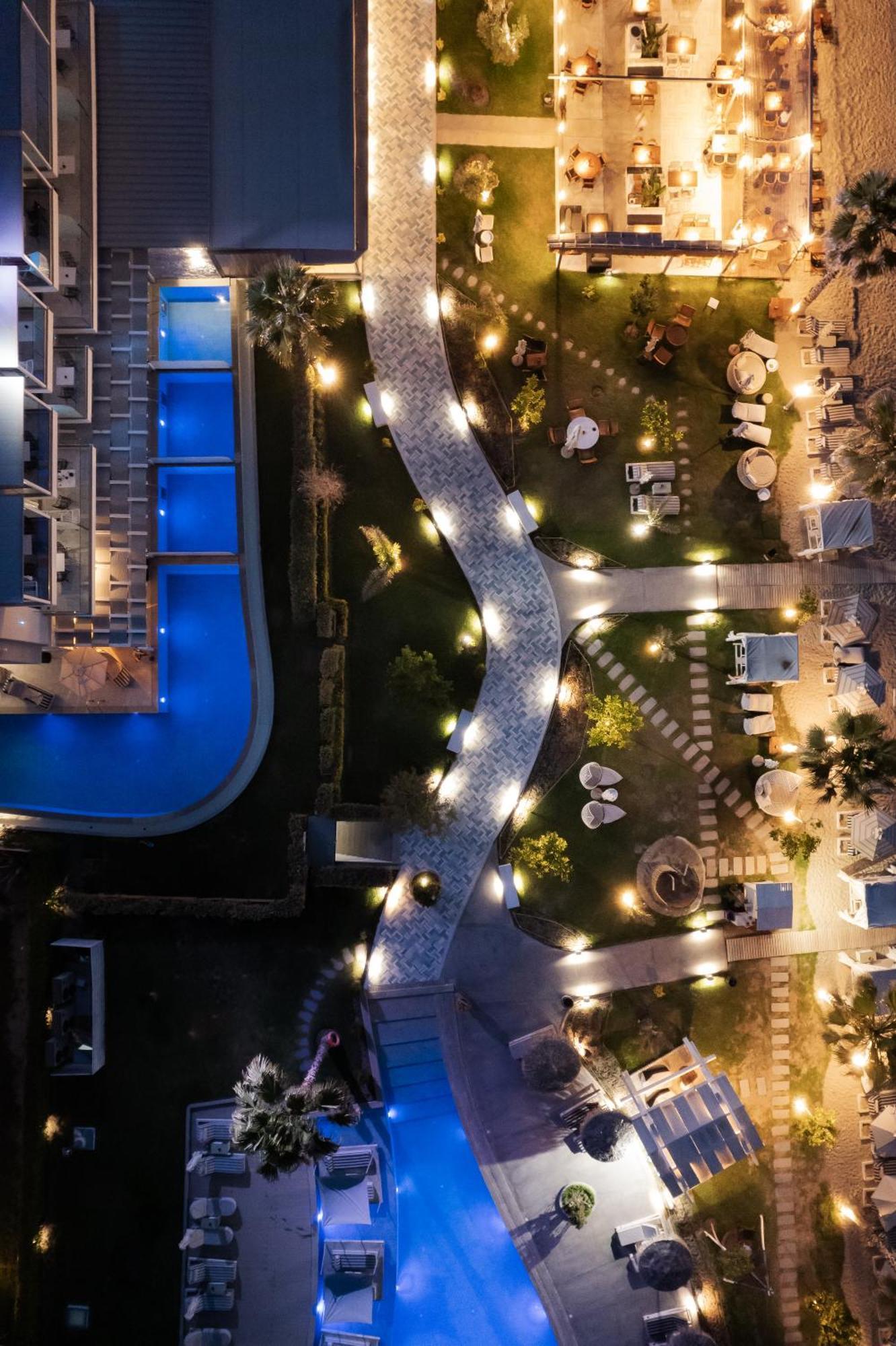 Blue Carpet Luxury Suites Pefkochori Exterior photo