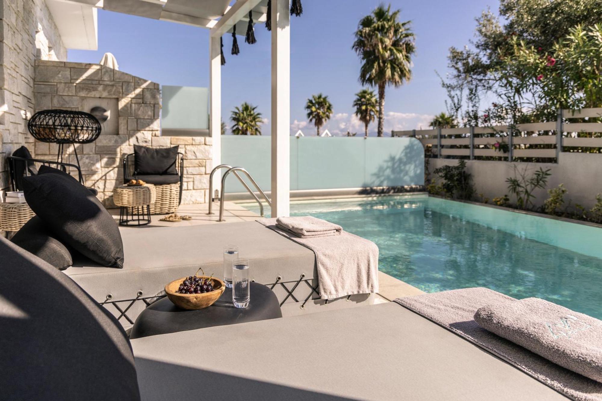 Blue Carpet Luxury Suites Pefkochori Exterior photo
