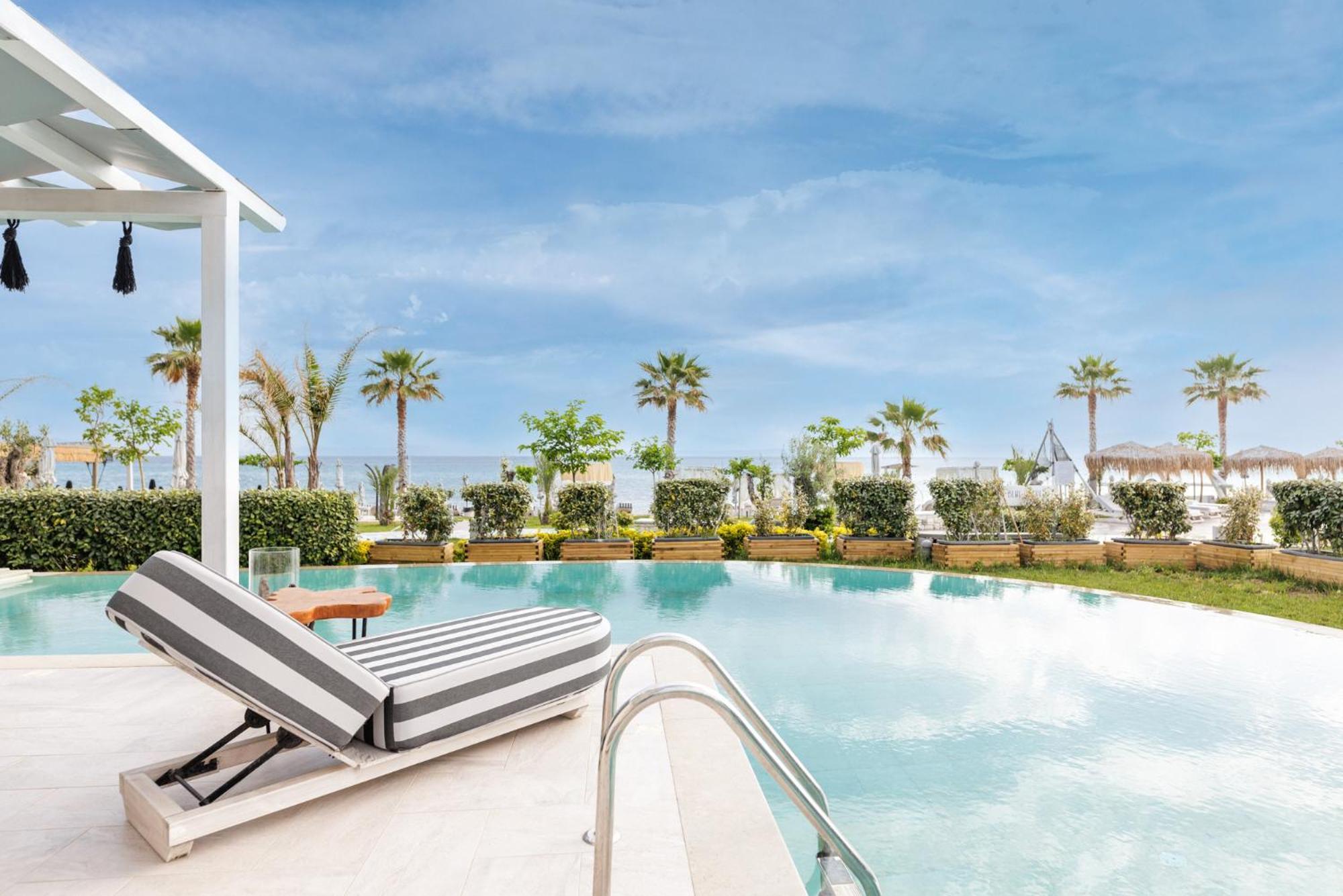 Blue Carpet Luxury Suites Pefkochori Exterior photo