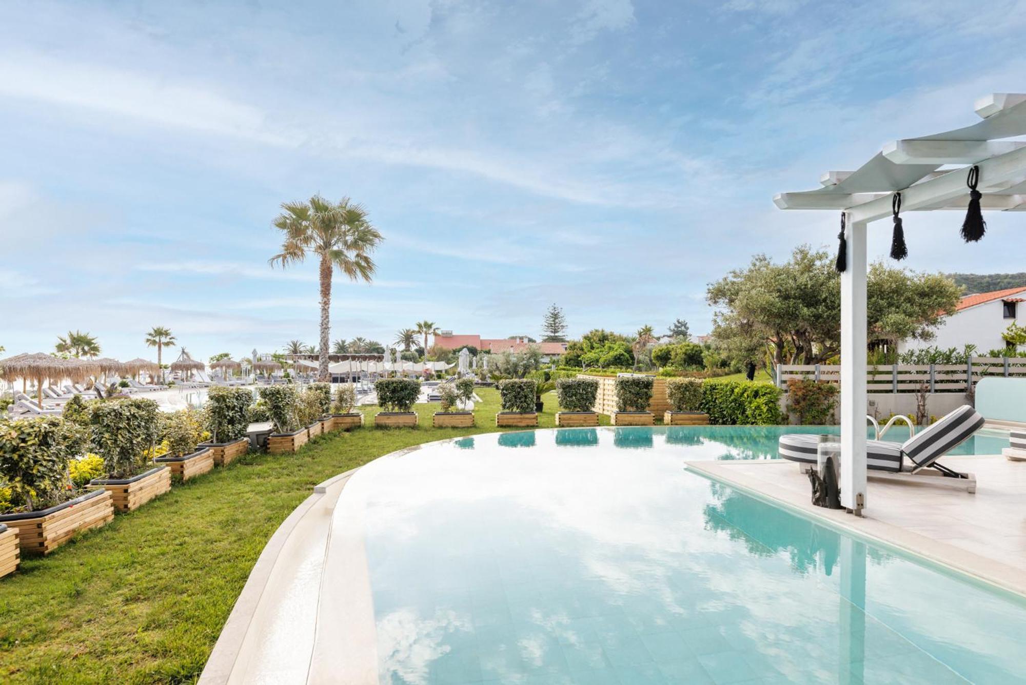 Blue Carpet Luxury Suites Pefkochori Exterior photo