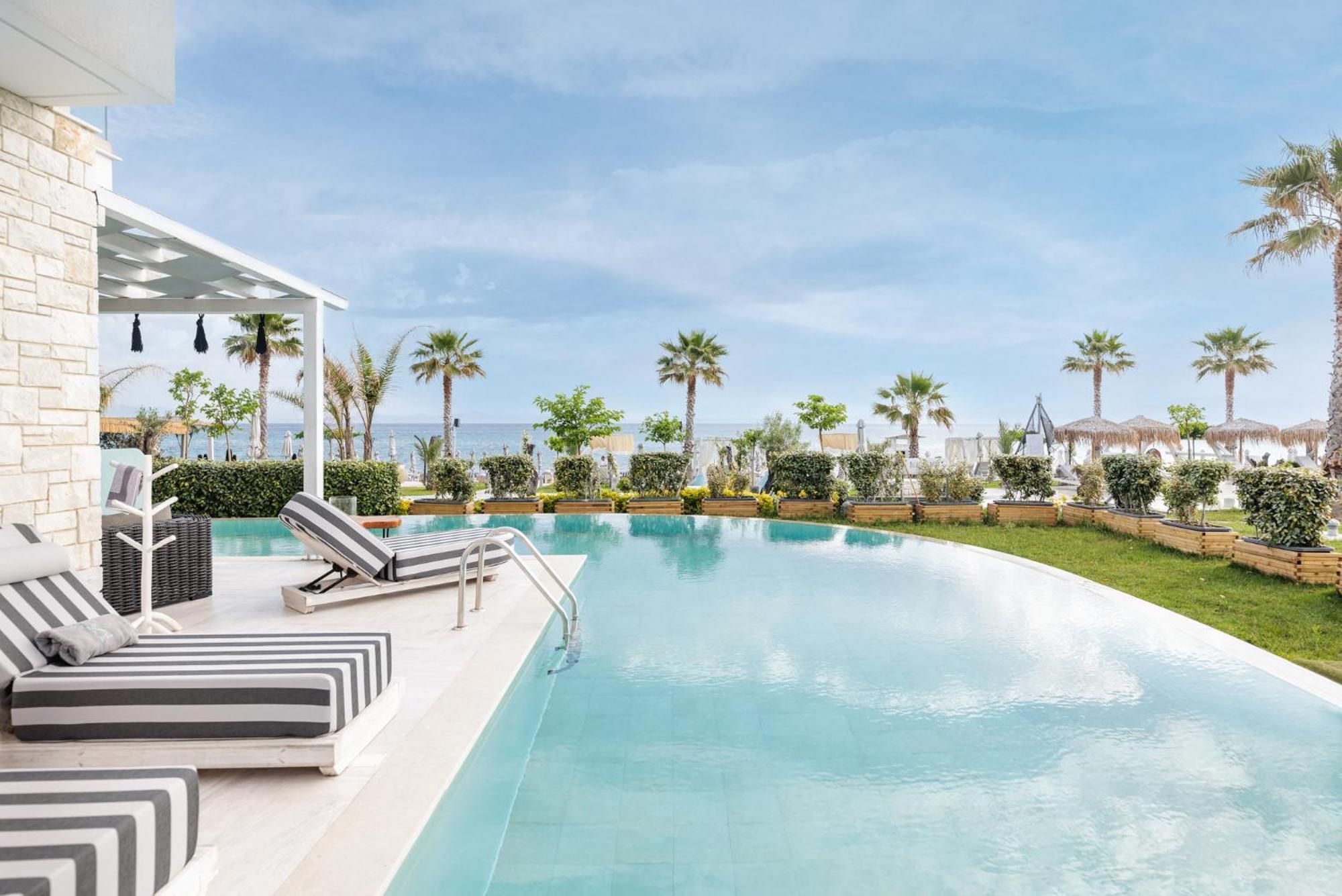 Blue Carpet Luxury Suites Pefkochori Exterior photo