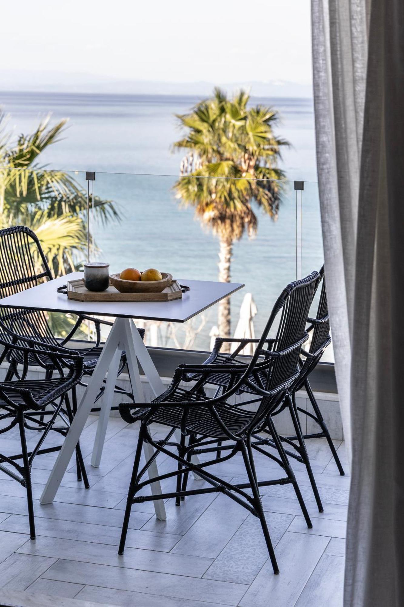 Blue Carpet Luxury Suites Pefkochori Exterior photo